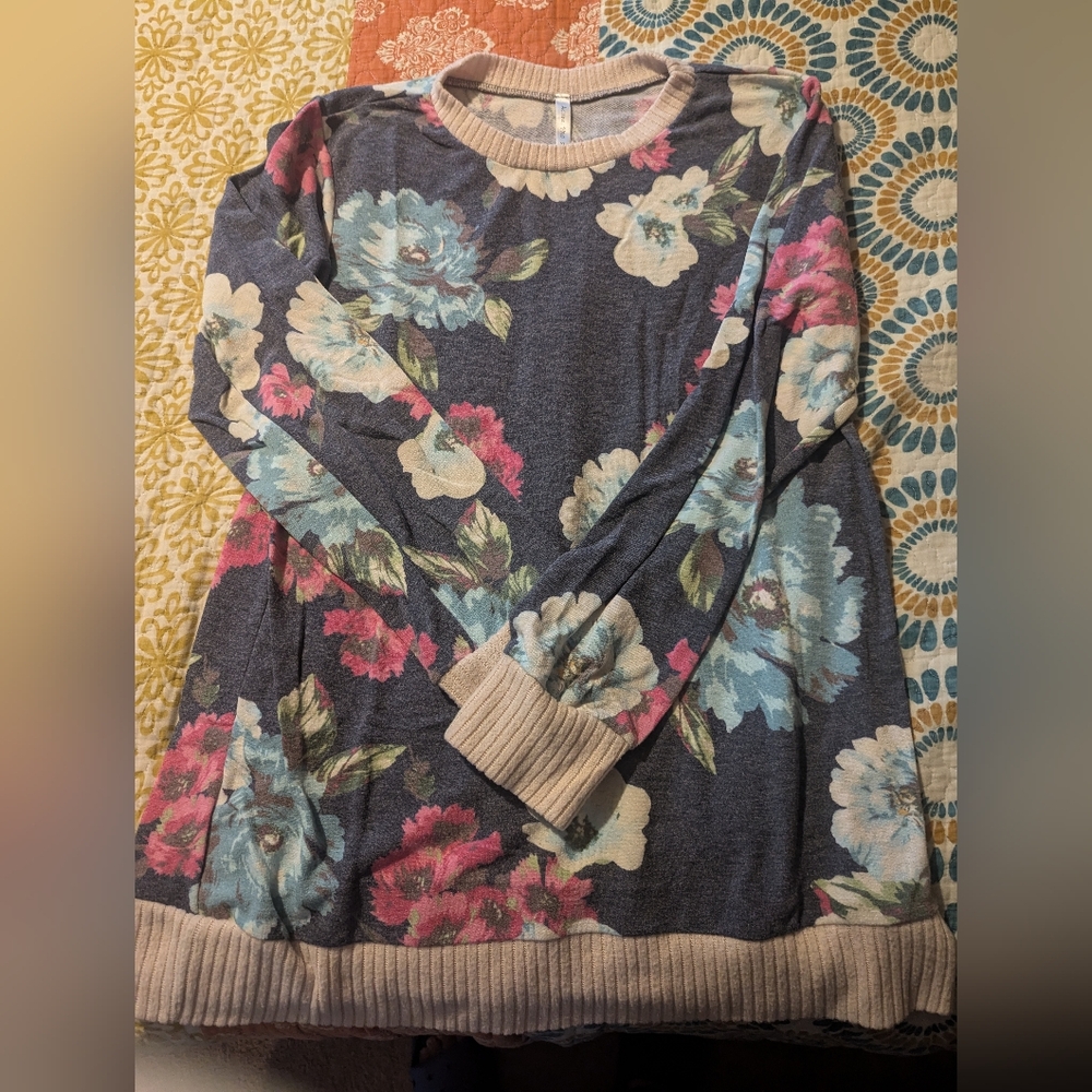 Light floral sweater Size XL